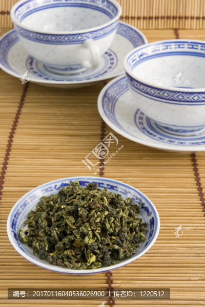 烏龍茶和茶杯