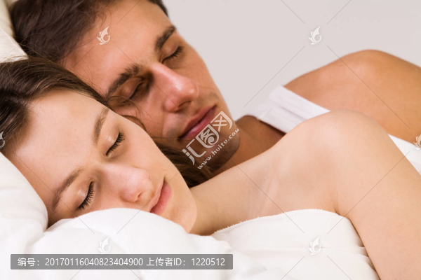 睡在一起