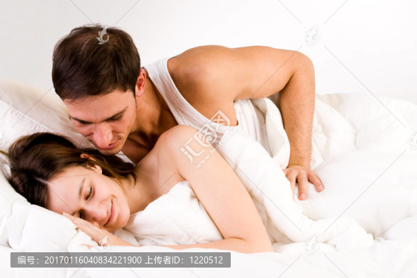 男孩正在叫醒他的女朋友