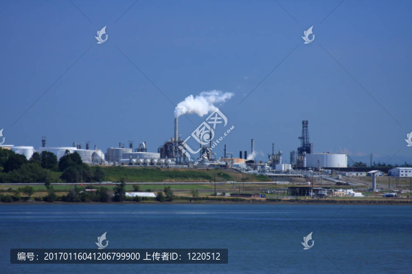 濱水地區(qū)的煉油廠