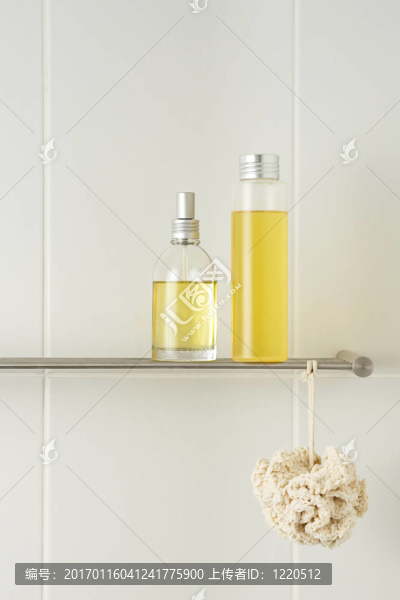 白色的浴室，淋浴產(chǎn)品