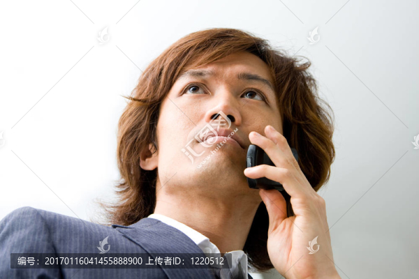 亞洲商人與電話