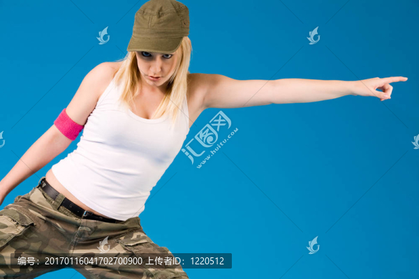 金發(fā)性感女郎，舞步