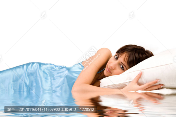 睡在水
