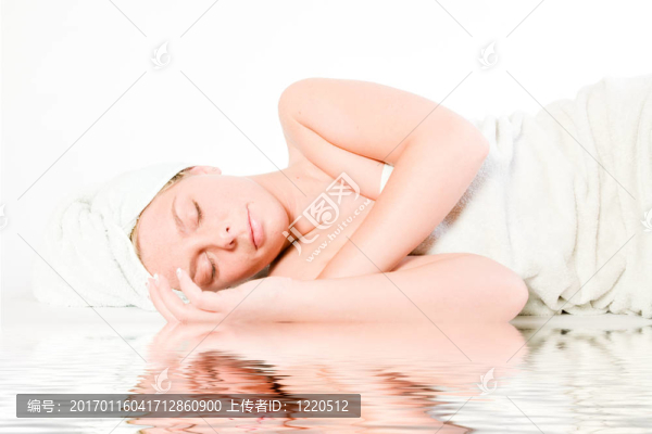 健康的女孩系列放下睡著了的水