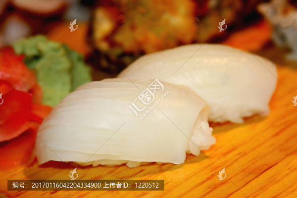 日本料理：兩個(gè)帶有平方米的壽司
