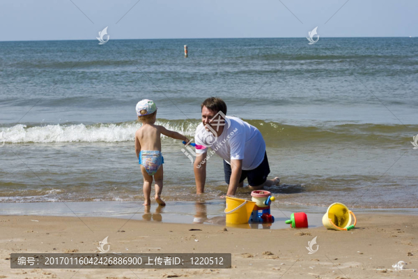 一個(gè)年輕的父親和兒子