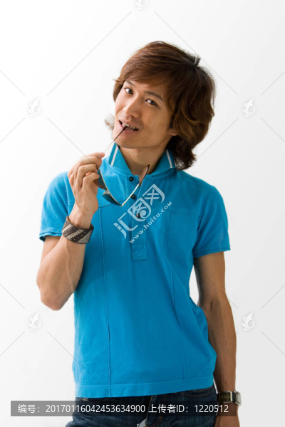 帶太陽眼鏡的快樂亞洲小伙