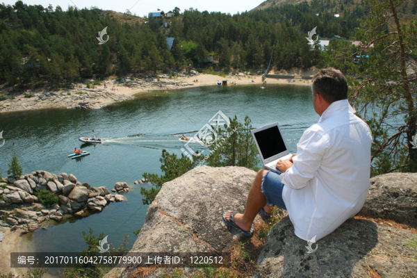 假日忙碌的男人