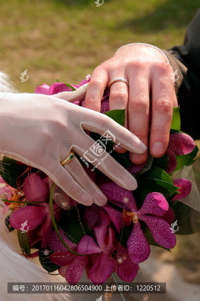 新婚夫婦手牽著手