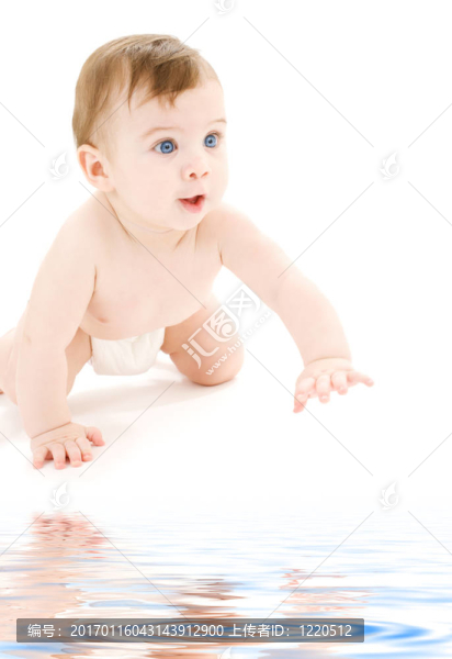 在尿布上爬行的嬰兒