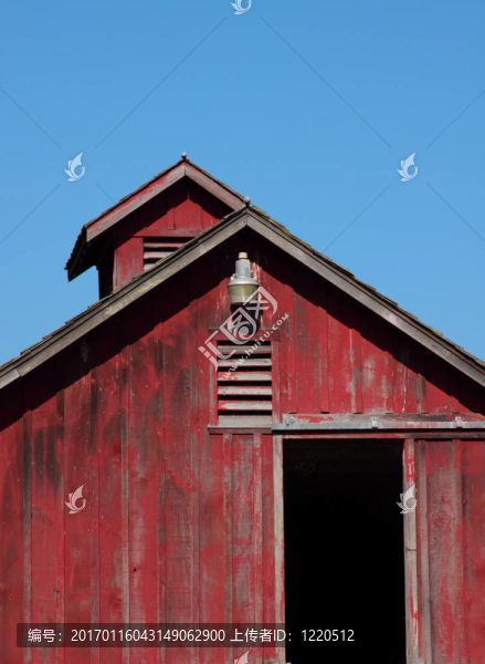 明亮的紅色谷倉