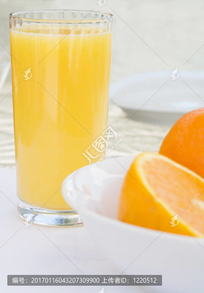 清新的橙子和Ju