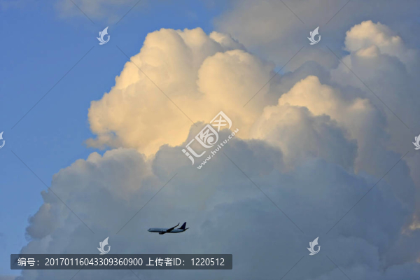 飛機(jī)在云里
