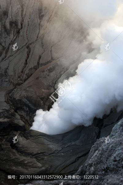 在火山口