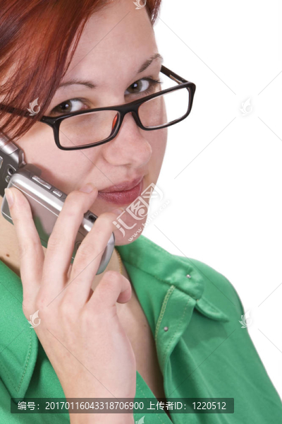紅頭發(fā)的女孩打電話