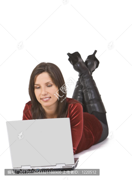 在筆記本電腦上工作的女人