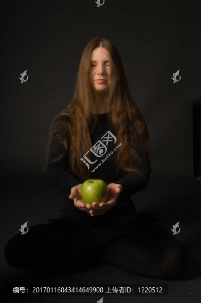 綠色蘋果的女人-匯圖網(wǎng) www.fosd68.com 綠色蘋果的女人