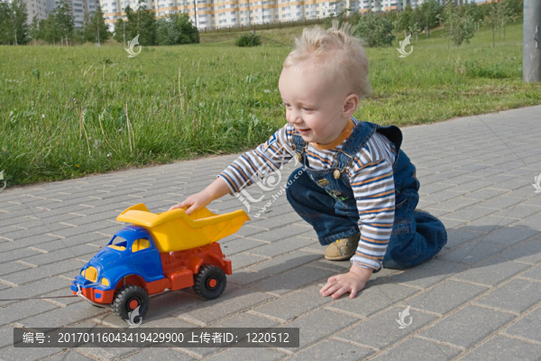 玩具卡車的孩子