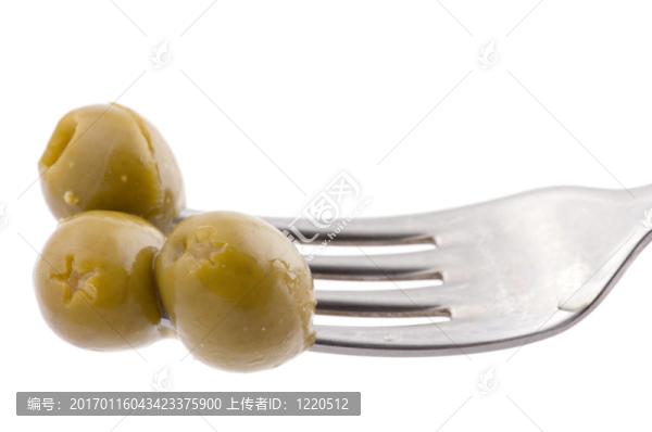 叉子上的綠色橄欖油