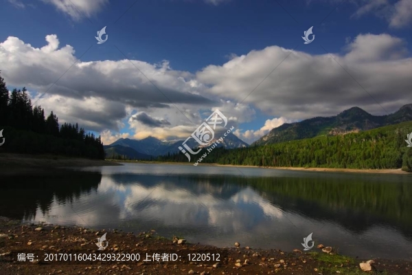 山上的湖