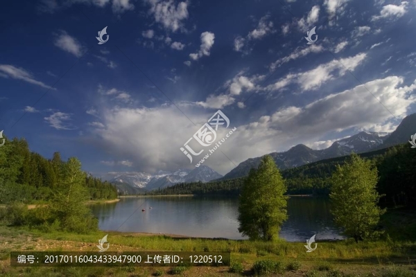 山上的湖