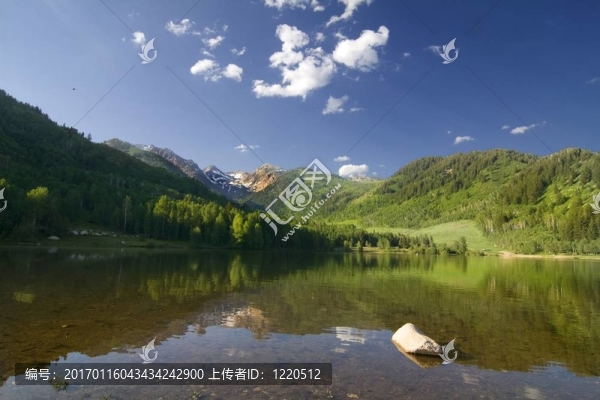 山上的湖