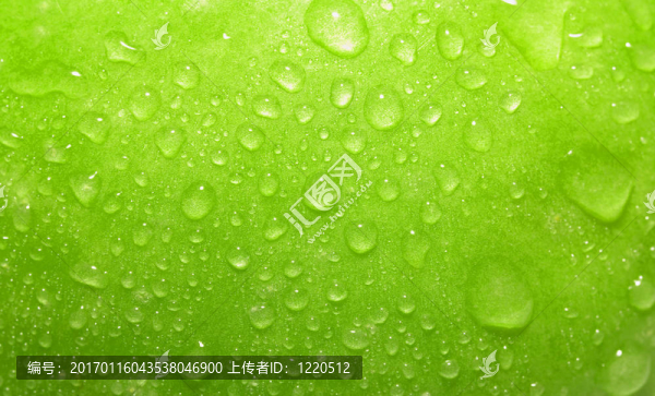 靠近水珠的青蘋果