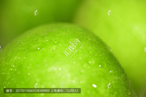 靠近水珠的青蘋果
