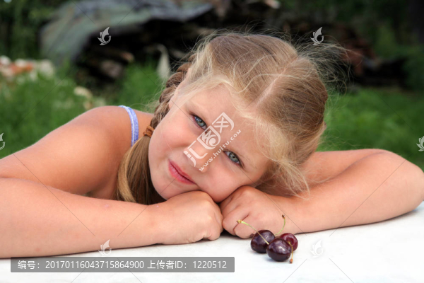 女孩櫻桃-匯圖網(wǎng) www.fosd68.com 女孩櫻桃