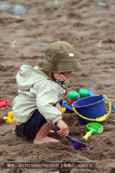 男孩在沙灘玩-匯圖網(wǎng) www.fosd68.com 男孩在沙灘玩