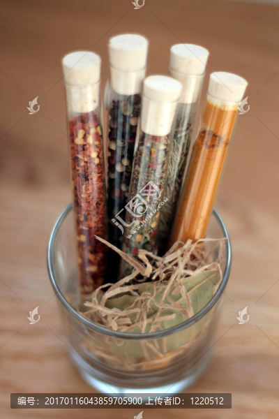 在木頭桌子上的玻璃上的香料