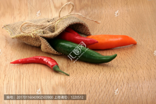木桌上的彩色胡椒