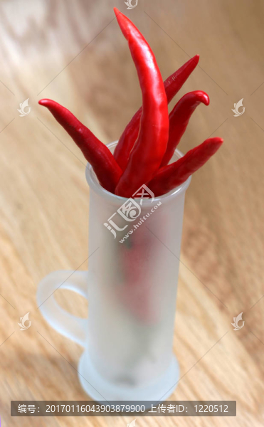在磨砂玻璃上木桌子的紅辣椒