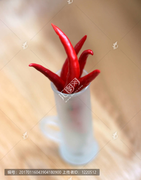 在磨砂玻璃上木桌子的紅辣椒