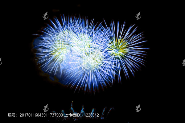 煙花照亮了天空