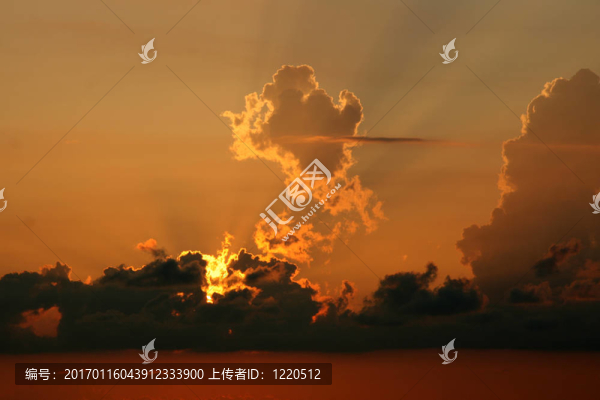 夕陽西表島；沖繩；日本