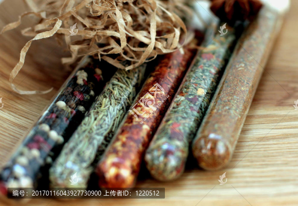 在木頭桌子上的玻璃上的香料