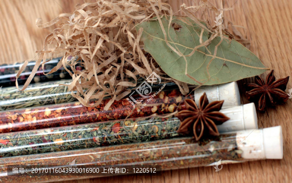 在木頭桌子上的玻璃上的香料