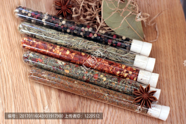 在木頭桌子上的玻璃上的香料