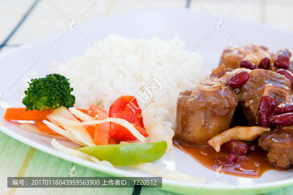Rice和蔬菜燉牛尾
