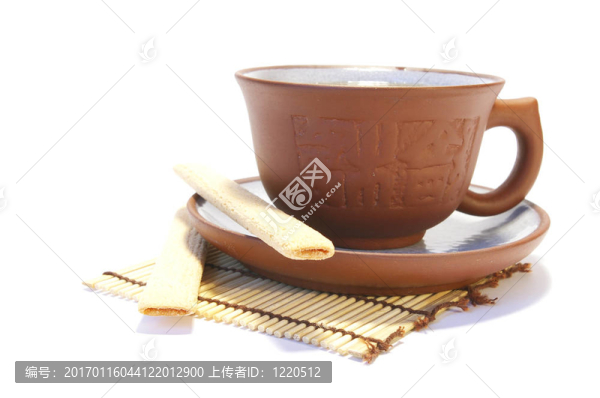 白色陶瓷杯和餅干