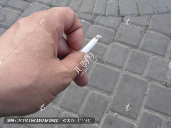用香煙的手