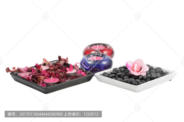 玫瑰蠟燭的鵝卵石