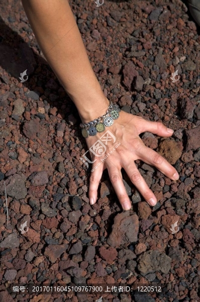 手放在火山石上