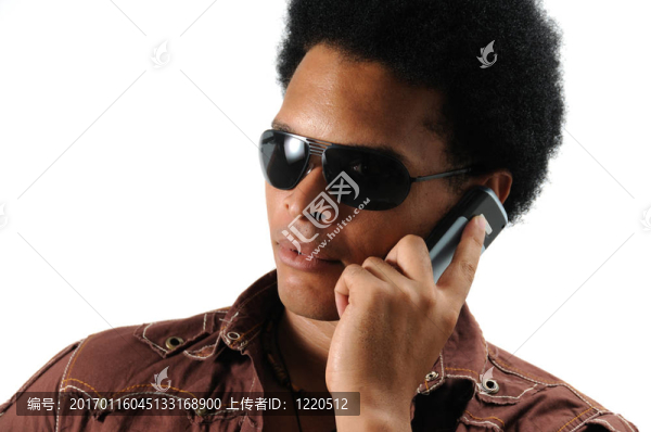 時(shí)尚男人用手機(jī)