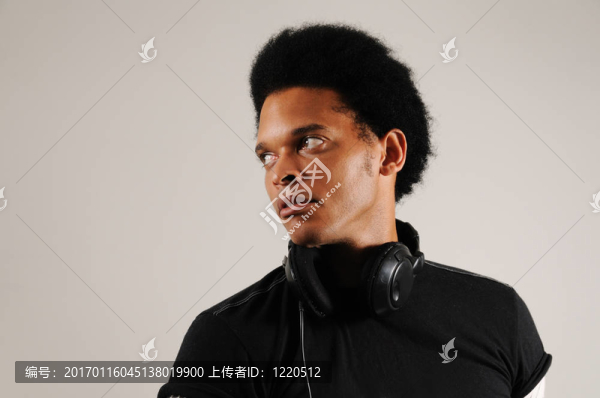 帶耳機(jī)的非洲男子