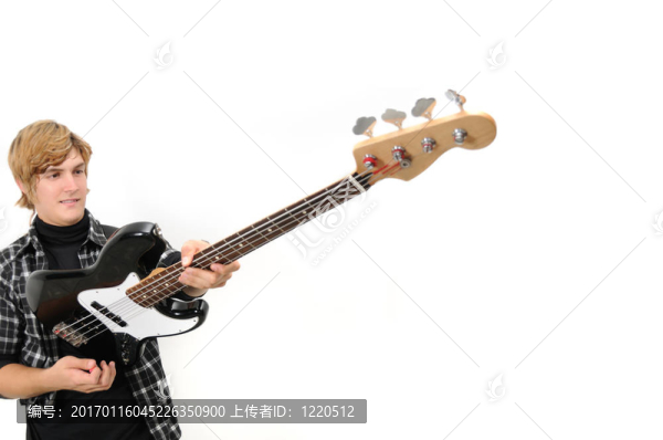 抱著吉他
