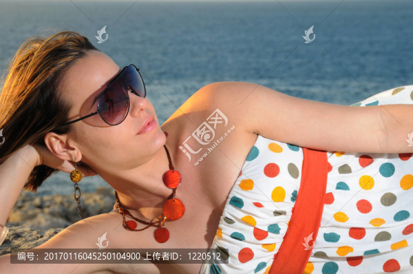 夏天放松的女孩