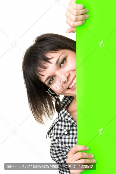 綠色廣告牌的女人